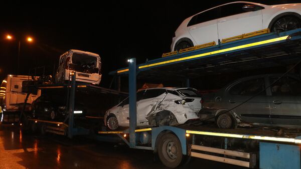 Anadolu Otoyolu'nun Kocaeli geçişinde 18 aracın karıştığı zincirleme trafik kazası - Sputnik Türkiye