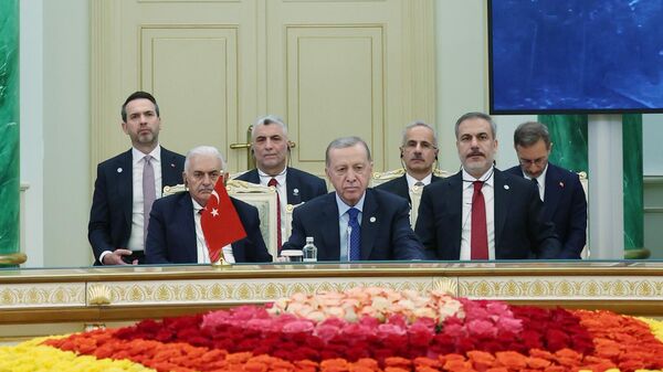 Cumhurbaşkanı Erdoğan, Akorda Cumhurbaşkanlığı Sarayı'nda Türk Devri temasıyla düzenlenen Türk Devletleri Teşkilatı (TDT) Devlet Başkanları Konseyi 10. Zirvesi'nde konuştu. - Sputnik Türkiye