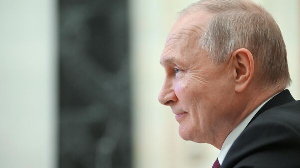 Rusya Devlet Başkanı Vladimir Putin mutlu gülümseme - Sputnik Türkiye