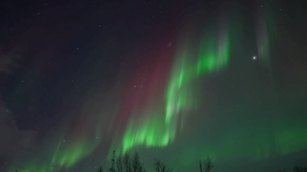  Parlak kuzey ışıkları Murmansk bölgesi üzerindeki gökyüzünü aydınlattı - Sputnik Türkiye