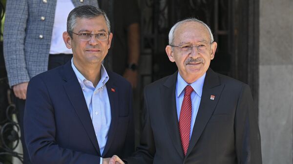 CHP Genel Başkanı Özel, Kılıçdaroğlu'nu evinde ziyaret etti - Sputnik Türkiye