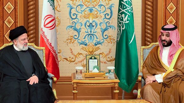 İran Cumhurbaşkanı İbrahim Reisi,  Suudi Arabistan Veliaht Prensi Muhammed bin Selman  - Sputnik Türkiye