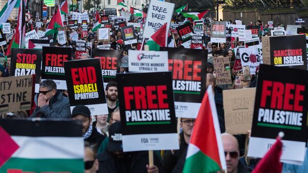 İngiltere'nin başkenti Londra'da Filistin'le dayanışma gösterisi için toplanan yüzbinlerce 5. kez sokaklara indi.  - Sputnik Türkiye