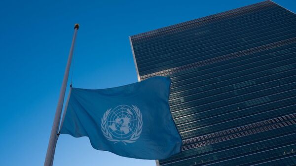 Birleşmiş Milletler (BM) Genel Merkezi'nde İsrail'in Gazze Şeridi'ne yönelik saldırılarında hayatını kaybeden 101 Birleşmiş Milletler Yakın Doğu'daki Filistinli Mültecilere Yardım ve Bayındırlık Ajansı (UNRWA) personeli anısına BM bayrağı yarıya indirildi, bir dakikalık saygı duruşunda bulunuldu. - Sputnik Türkiye