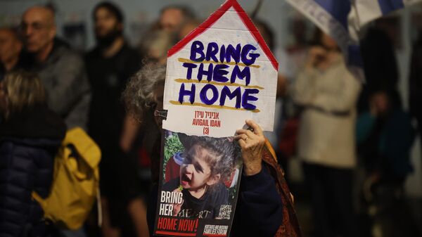 Gazze Şeridi'ndeki İsrailli esirlerin aileleri, Batı Kudüs'te eylem yaptı
 - Sputnik Türkiye