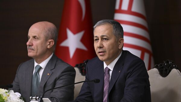 İçişleri Bakanı Ali Yerlikaya (sağda) ve YÖK Başkanı Prof. Dr. Erol Özvar, - Sputnik Türkiye