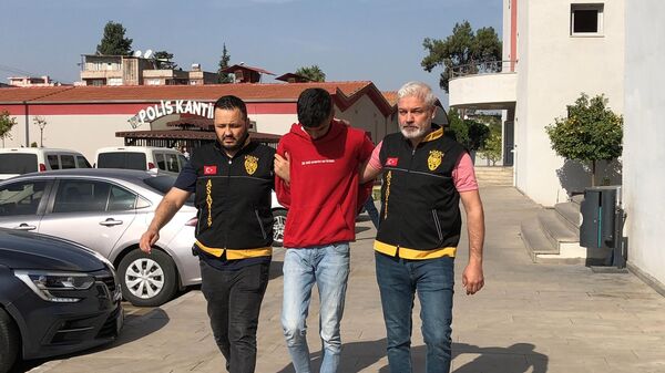 Adana'da mağazaya teslim etmesi gereken 33 cep telefonunu çalıp 28'ini satarak elde ettiği 400 bin lirayla kız arkadaşına otomobil hediyesi alan kargo çalışanı tutuklandı. - Sputnik Türkiye