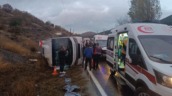 Amasya'da yolcu otobüsünün devrilmesi  - Sputnik Türkiye