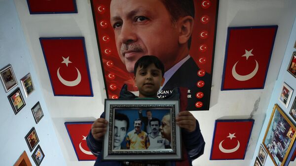 Evini Erdoğan fotoğrafları ile doldurdu, yeğeninin adını Tayyip Erdoğan koydu - Sputnik Türkiye