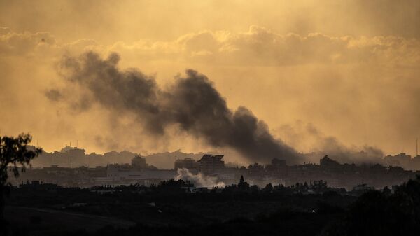 İsrail ordusunun Gazze Şeridi'ne yönelik havadan, denizden ve karadan düzenlediği saldırıları 46. gününde de devam ediyor. Gazze'ye düzenlenen saldırılar, İsrail'in Sderot kentinden görüntülendi. Saldırı sonucu bölgeden yoğun dumanlar yükseldi - Sputnik Türkiye