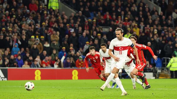 UEFA 2024 Avrupa Şampiyonası'na (EURO 2024) katılmayı daha önce garantileyen  Türkiye A Milli Futbol Takımı, elemelerdeki son maçında Galler'le deplasmanda 1-1 berabere kalarak D Grubu'nu lider tamamladı. - Sputnik Türkiye