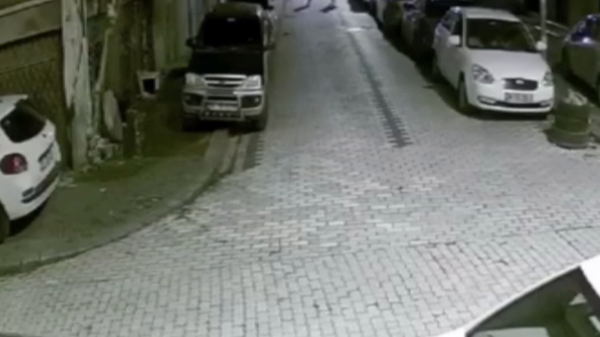 Yolda yürürken bir grubun saldırısına uğrayıp telefonu gasp edilen genç kamerada - Sputnik Türkiye