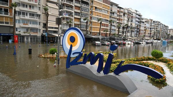 İzmir'in Konak ilçesinin Alsancak semtinde yoğun yağışın ardından denizin taşması sonucu yollar su altında kaldı - Sputnik Türkiye