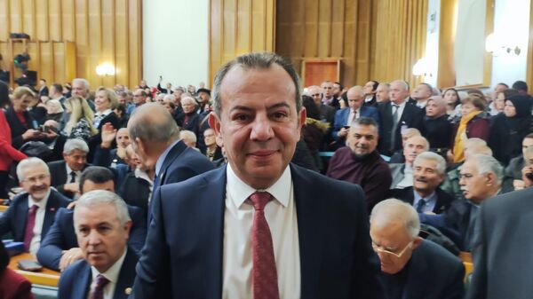 CHP Parti Meclisi (PM) partiden ihraç edilen Bolu Belediye Başkanı Tanju Özcan'ın partiye geri dönmesine karar verdi - Sputnik Türkiye