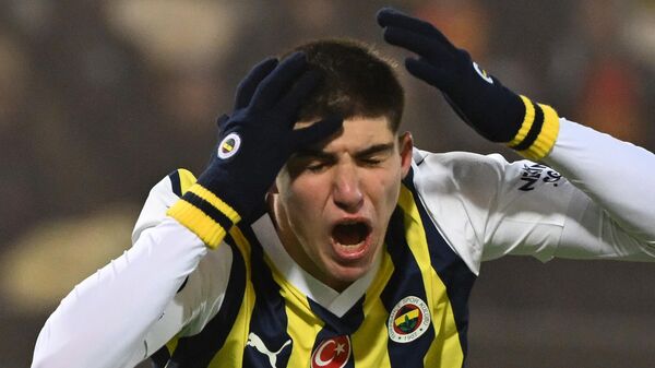 Fenerbahçeli oyuncu Yusuf Akçicek de forma giydi. - Sputnik Türkiye