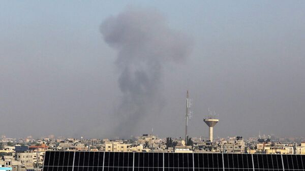 İsrail ordusu, insani aranın sona ermesinin ardından abluka altındaki Gazze Şeridi'ne saldırılarına devam ediyor. Gazze'nin Han Yunus kentine düzenlenen saldırılar sonucu bölgeden dumanlar yükseldi.
 - Sputnik Türkiye