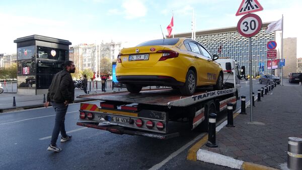 Taksim’den Sultanahmet’e gitmek için 300 lira isteyen taksi şoförünün aracı bağlandı - Sputnik Türkiye