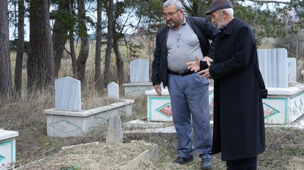 Kastamonu'nun Ağlı ilçesinde kış uykusuna yatamayan ayılar, yeni defnedilen cenazelerin mezarını kazmaya başladı. - Sputnik Türkiye