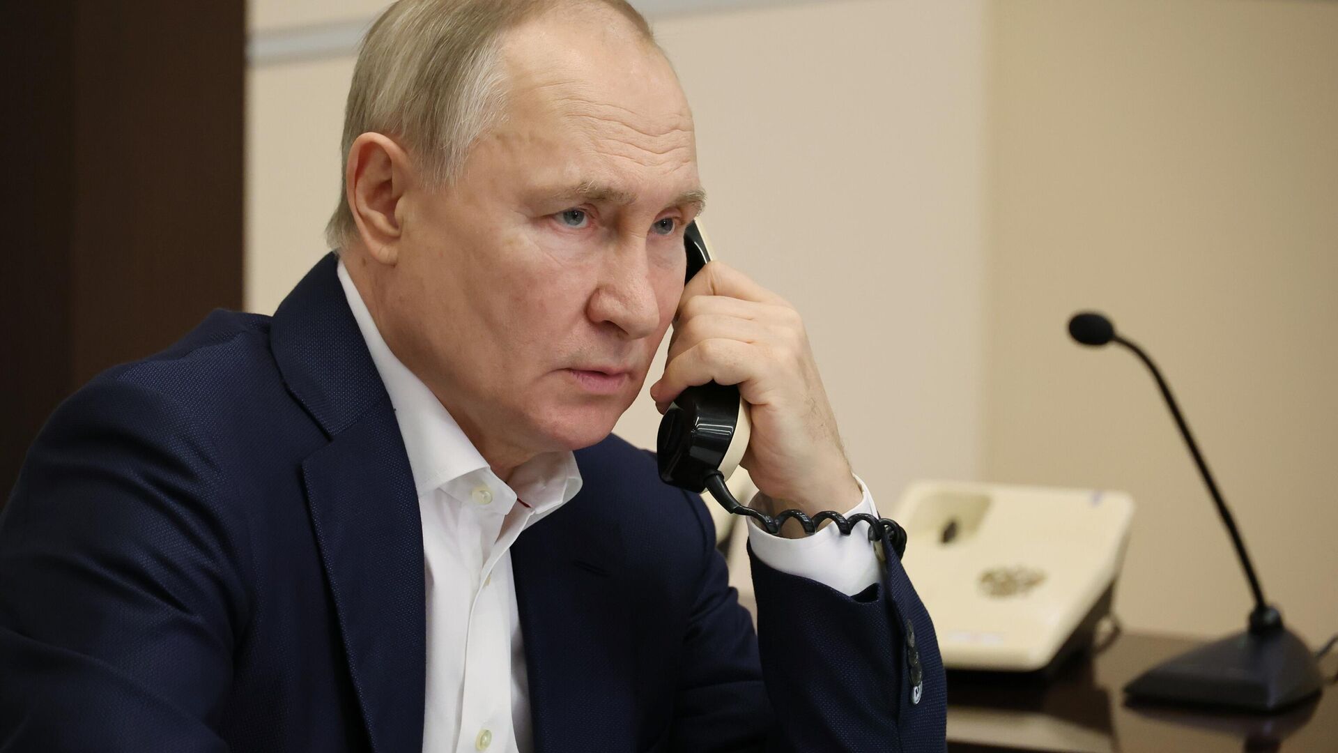 Rusya Devlet Başkanı Vladimir Putin telefon - Sputnik Türkiye, 1920, 10.12.2023