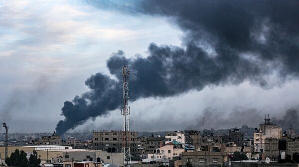 İsrail ordusunun abluka altındaki Gazze Şeridi'ne yönelik havadan, denizden ve karadan düzenlediği saldırılar devam ediyor. İsrail'in Han Yunus kentine düzenlediği saldırılar sonucu bölgeden dumanlar yükseldi. - Sputnik Türkiye