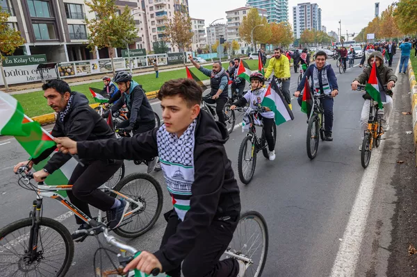 Etkinliğe katılanlar Merkez Kayapınar ilçesindeki 75 Park'a Filistin ve Türk bayraklarıyla süsledikleri bisikletleriyle geldi. - Sputnik Türkiye