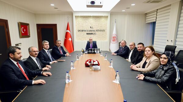 Çalışma ve Sosyal Güvenlik Bakanı Vedat Işıkhan TÜRK-İŞ heyetinde yer alan 4 işçi - Sputnik Türkiye
