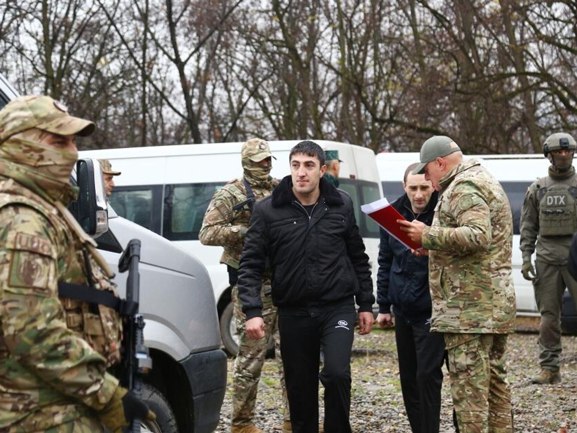 Azerbaycan 2 askerine karşılık 32 Ermeni askerini Erivan'a teslim etti -  13.12.2023, Sputnik Türkiye