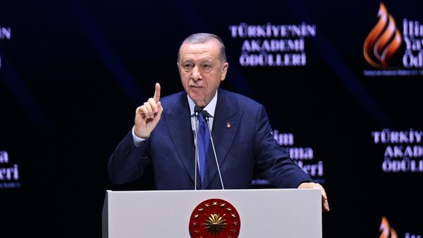 Cumhurbaşkanı Recep Tayyip Erdoğan, İlim Yayma Vakfı tarafından Atatürk Kültür Merkezi'nde düzenlenen İlim Yayma Ödülleri törenine katılarak konuşma yaptı. - Sputnik Türkiye