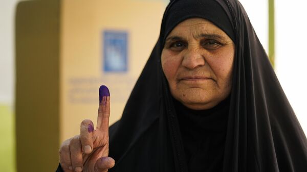 Irak'ta 10 yıl sonra yerel seçimler için sandıklar kuruldu ve oy verme işlemi devam ediyor. Musul kentindeki seçmenler, seçim merkezlerine gelerek oy kullandı - Sputnik Türkiye