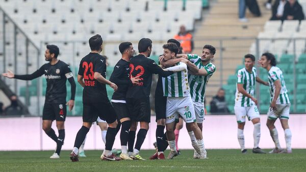 Bursaspor - Diyarbekirspor maçının son dakikalarında futbolcular arasında arbede çıktı - Sputnik Türkiye