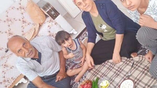 Enkaz başında çocukları için aldığı bisküvi ile beklemişti, depremden sonra kansere yakalandı: 'Şerif Amca' hayatını kaybetti - Sputnik Türkiye