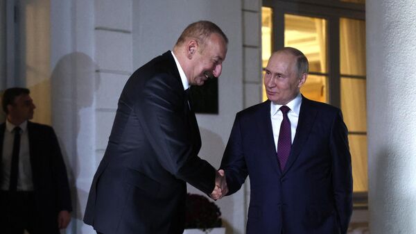 Rusya Devlet Başkanı Vladimir Putin Azerbaycan Cumhurbaşkanı İlham Aliyev - Sputnik Türkiye