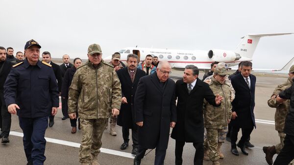 Milli Savunma Bakanı Yaşar Güler, Irak sınır hattına gitti - Sputnik Türkiye