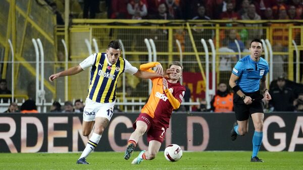 Fenerbahçe'nin milli futbolcusu İrfan Can Kahveci, Galatasaray derbisinde gördüğü sarı kartla cezalı duruma düştü. - Sputnik Türkiye