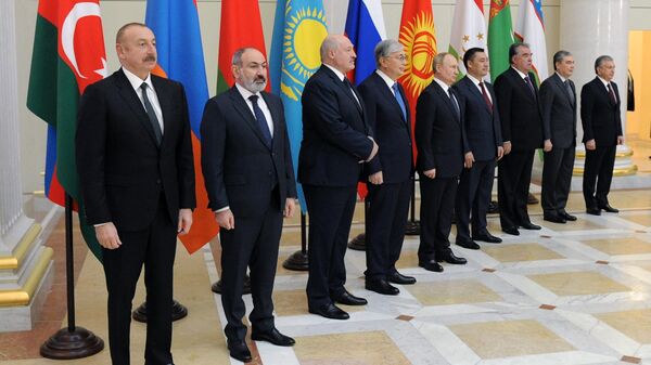 Azerbaycan Cumhurbaşkanı İlham Aliyev ve Ermenistan Başbakanı Nikol Paşinyan  BDT zirvesi - Sputnik Türkiye