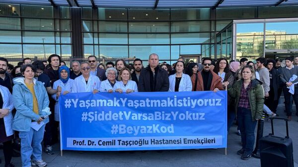 Şişli'deki Prof. Dr. Cemil Taşcıoğlu Şehir Hastanesi'nde görevli doktor Mertcan Yazıcı'nın darbedilmesi meslektaşlarınca protesto edildi. Hastanenin önünde yapılan eyleme, sağlık sendikalarının temsilcileri ve hastane çalışanları katıldı - Sputnik Türkiye