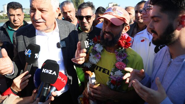 Fransız koşucu depremzedelere destek için Adana'ya koştu: Kebap ile karşılandı - Sputnik Türkiye
