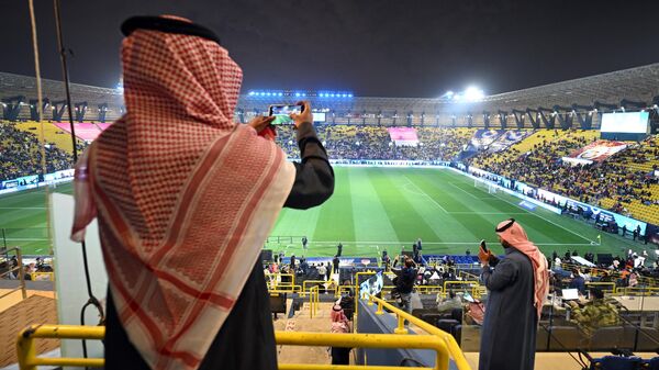 Suudi Arabistan'ın başkenti Riyad'ta, Galatasaray ile Fenerbahçe arasında oynanması beklenen Turkcell Süper Kupa maçı, bildirilen saatte başlamadı.
 - Sputnik Türkiye