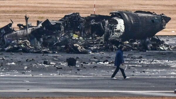 Tokyo'da sahil güvenlik uçağına çarpan yolcu uçağından geriye kül yığını kaldı - Sputnik Türkiye