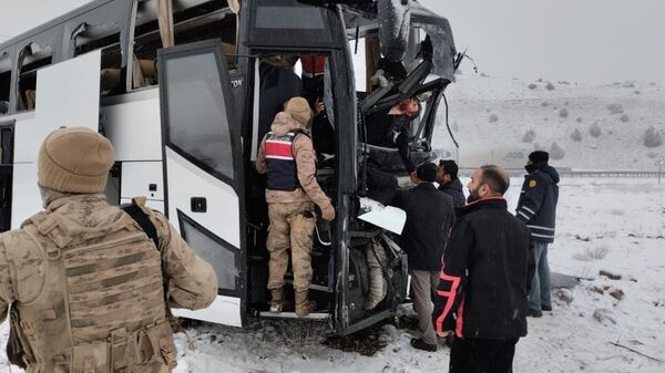 Kars'ta yolcu otobüsleri çarpıştı: Ölü ve yaralılar var - Sputnik Türkiye