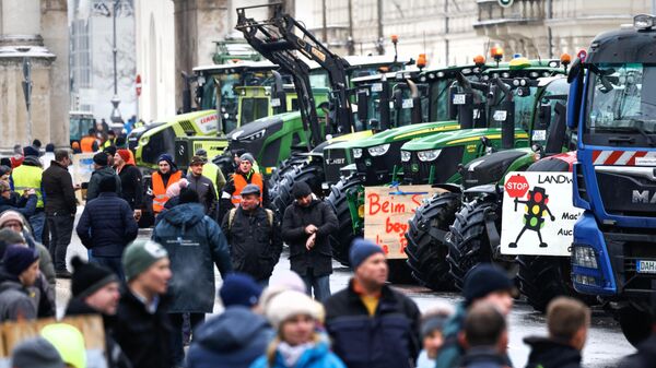 Almanya'da çiftçiler, sübvansiyonların kesilmesini protesto ederek traktörlerle yolları kapattı - Sputnik Türkiye
