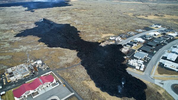 İzlanda'nın Reykjanes Yarımadası'nda fissür volkanı kasabadaki 3 evi yok etti - Sputnik Türkiye
