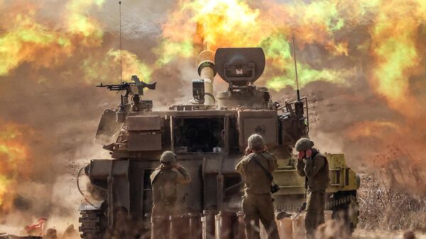 155-мм самоходная гаубица M109 израильской армии ведет огонь возле границы с сектором Газа на юге Израиля - Sputnik Türkiye