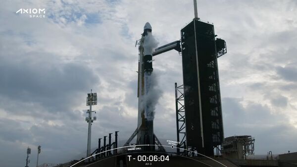 SpaceX Falcon 9 roketi ile fırlatılacak olan Dragon kapsülü, ABD’nin Florida eyaletinde bulunan Kennedy Uzay Merkezi'nden Uluslararası Uzay İstasyonu'na doğru yola çıkacak. Türkiye'nin ilk uzay yolcusu Alper Gezeravcı’nın uzay seferini yapacağı Dragon kapsülünü taşıyacak olan Falcon 9 roketi, fırlatmadan önce Florida'da bulunan Kennedy Uzay Merkezi'nde görüntülendi.  - Sputnik Türkiye