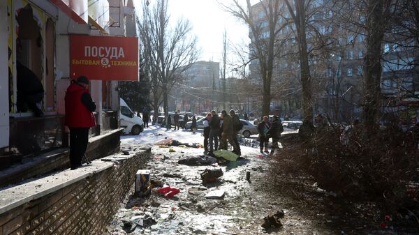 Ukrayna ordusunun Donetsk şehrindeki halkın alışveriş yaptığı pazar yerine düzenlediği saldırı - Sputnik Türkiye