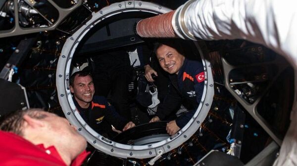 Türkiye'nin ilk astronotu Alper Gezeravcı Uluslararası Uzay İstasyonu'na kenetlenme sonrasında çekilmiş bir fotoğraf paylaştı. - Sputnik Türkiye