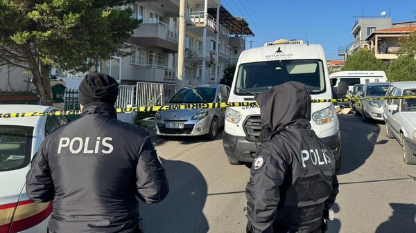 İzmir'de kızını ve kayınvalidesini öldürüp karısını yaralayan akademisyen intihar etti - Sputnik Türkiye
