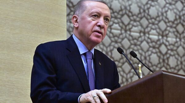 Cumhurbaşkanı Recep Tayyip Erdoğan, İran Cumhurbaşkanı İbrahim Reisi ile beraber Cumhurbaşkanlığı Külliyesi'nde düzenlenen Türkiye-İran İş Forumuna katıldı.  - Sputnik Türkiye