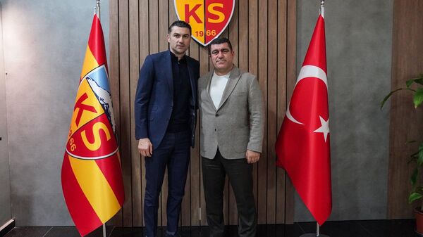 Trendyol Süper Lig ekibi Mondihome Kayserispor, teknik direktör Burak Yılmaz (solda) ile 2,5 yıllığına anlaşmaya vardı.  - Sputnik Türkiye
