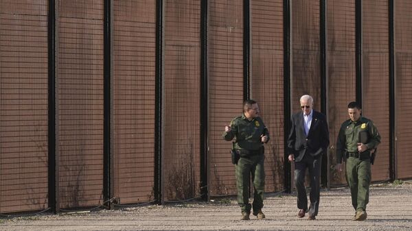 ABD Başkanı Biden Texas'ta Meksika sınırındaki duvarı denetliyor - Sputnik Türkiye